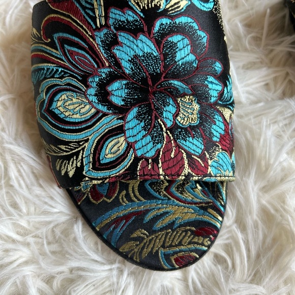Marc Fisher Tapestry embroidered sandals size 8 1/2 - Picture 2 of 7